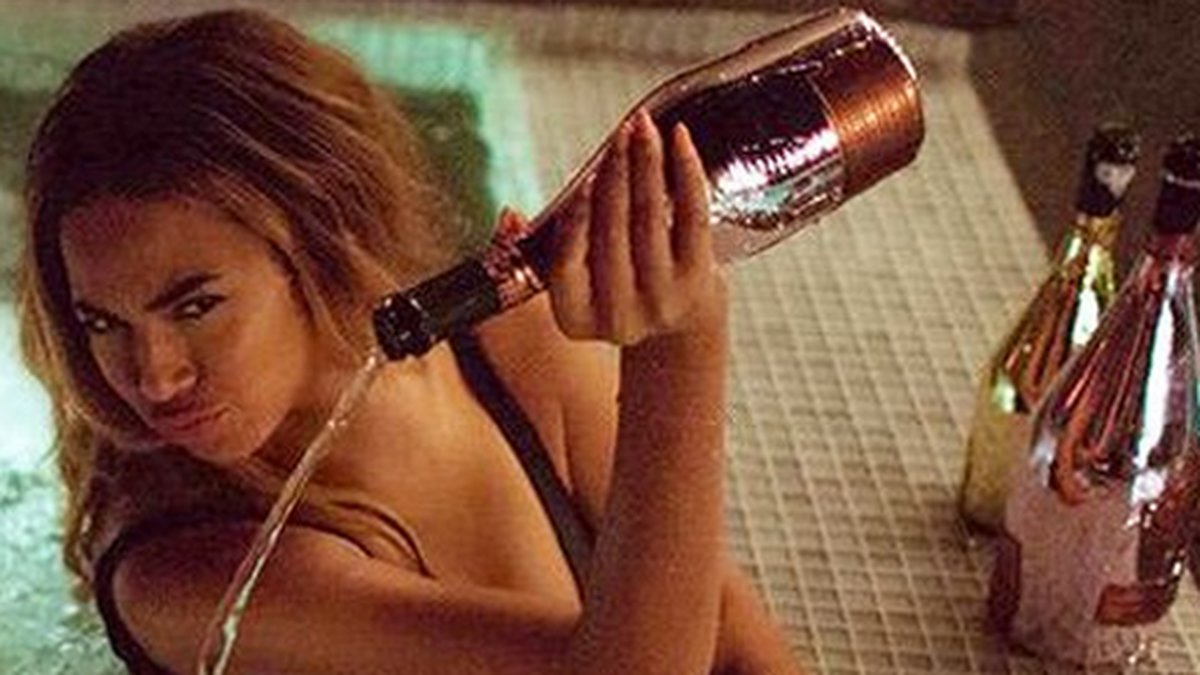 Beyoncé bjöd på bilder från videoinspelningen. När kamerona var avstängda passade Bey på att vaska en flaska Skumpa.